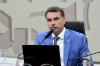 Flávio Bolsonaro aposta em Copa do Mundo para tirar foco do 