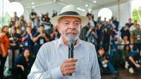 Lula é lançado à Presidência em reunião interna do PT antes de evento