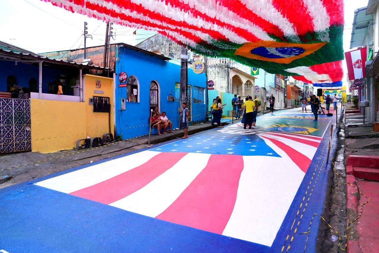 Rua pintada em Manaus mescla cores da bandeira do Amazonas e do Brasil • Carlos Oliveira / Semcom