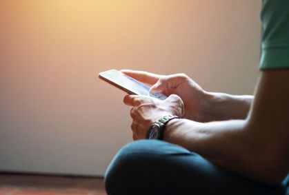 Redes sociais podem aumentar bruxismo em crianças e adolescentes