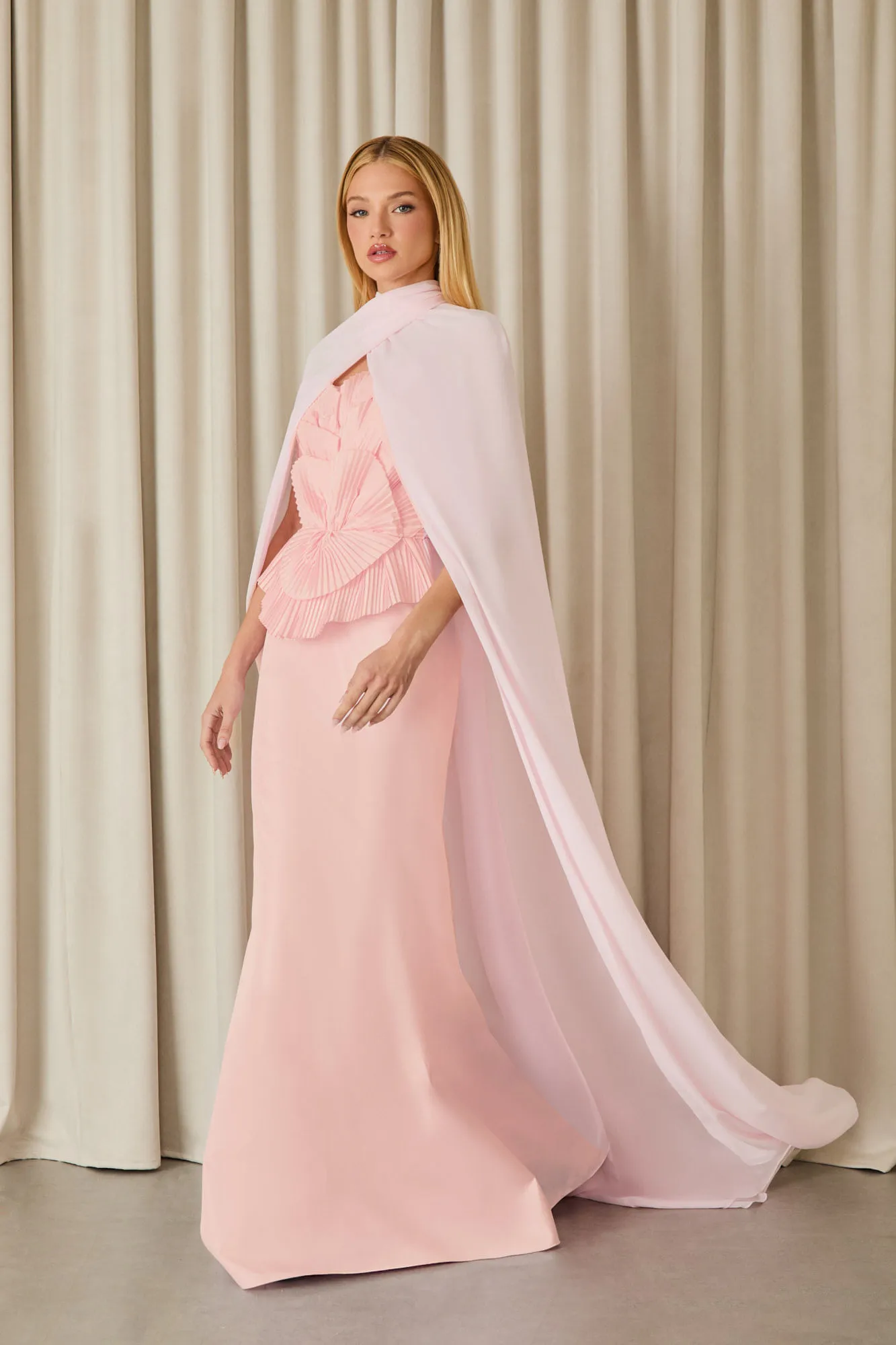 Vestido de madrinha com capa • Divulgação