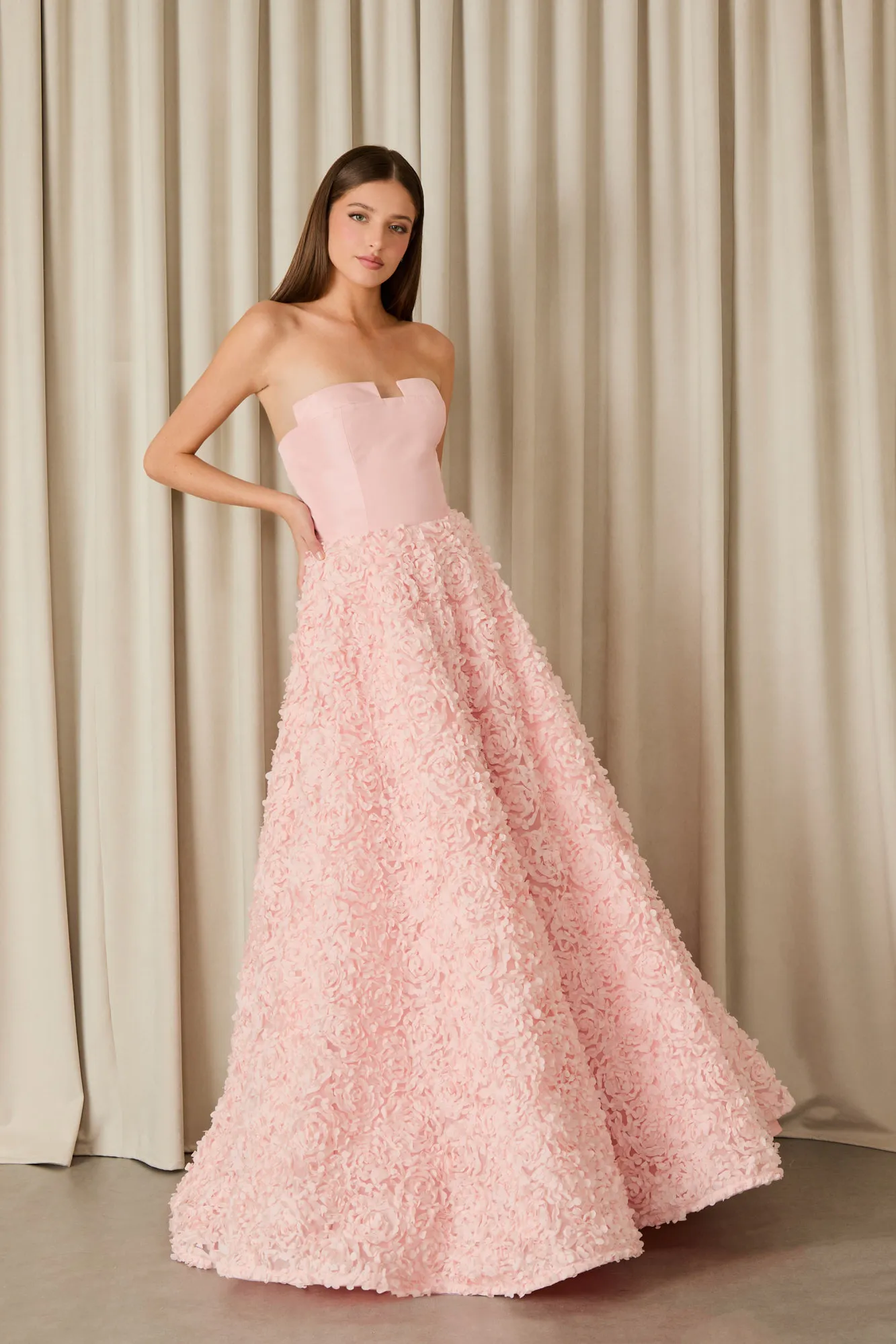 Vestido de madrinha com aplicação de flores e tons suaves • Divulgação