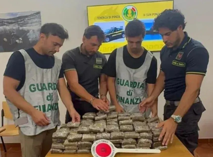 A polícia recuperou cerca de 40 quilos de haxixe escondidos na caverna da ilha