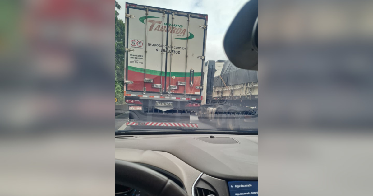 Engavetamento entre quatro carretas e um carro causa 8km de fila em SP