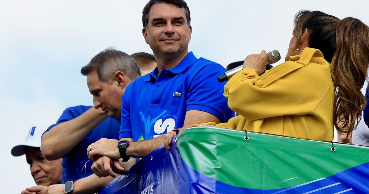 “Orar pelo Brasil”, diz Flávio Bolsonaro durante Marcha para Jesus