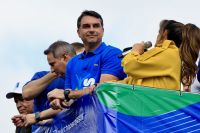 "Orar pelo Brasil", diz Flávio Bolsonaro durante Marcha para Jesus
