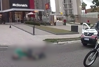 "Não morre, por favor": PM chora após atirar em homem em SP