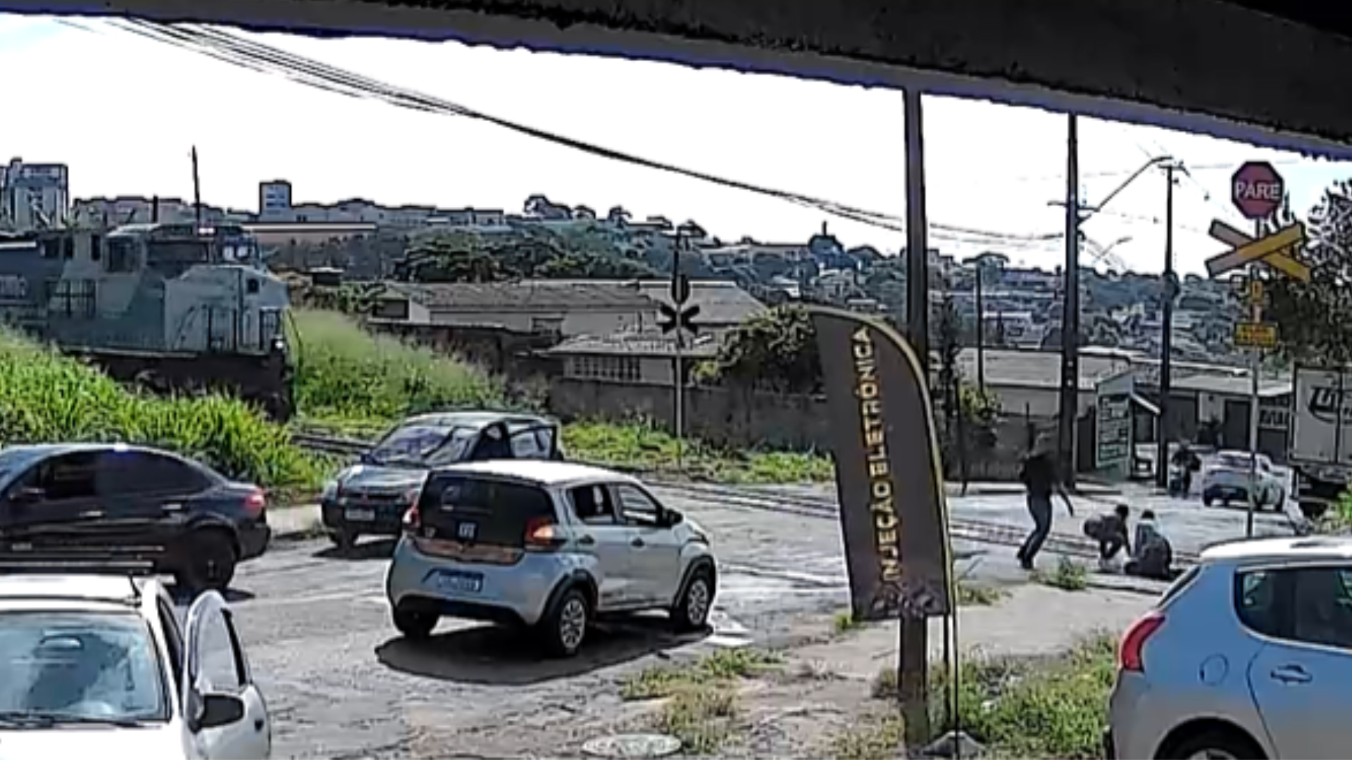 Mulher salva homem de atropelamento por trem no Paraná