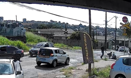 Mulher salva homem de atropelamento por trem no Paraná