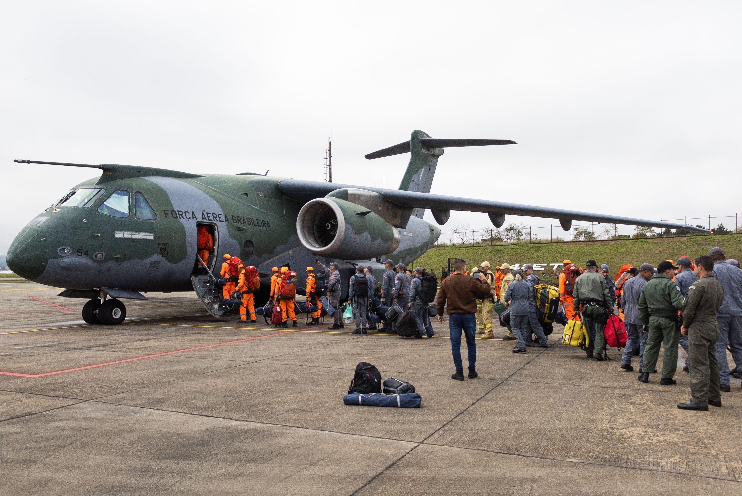 Equipes se preparam antes do embarque em uma aeronave da FAB (Força Aérea Brasileira) rumo à Venezuela