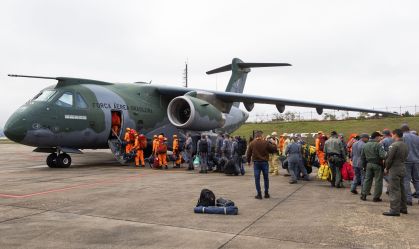 Equipes se preparam antes do embarque em uma aeronave da FAB (Força Aérea Brasileira) rumo à Venezuela