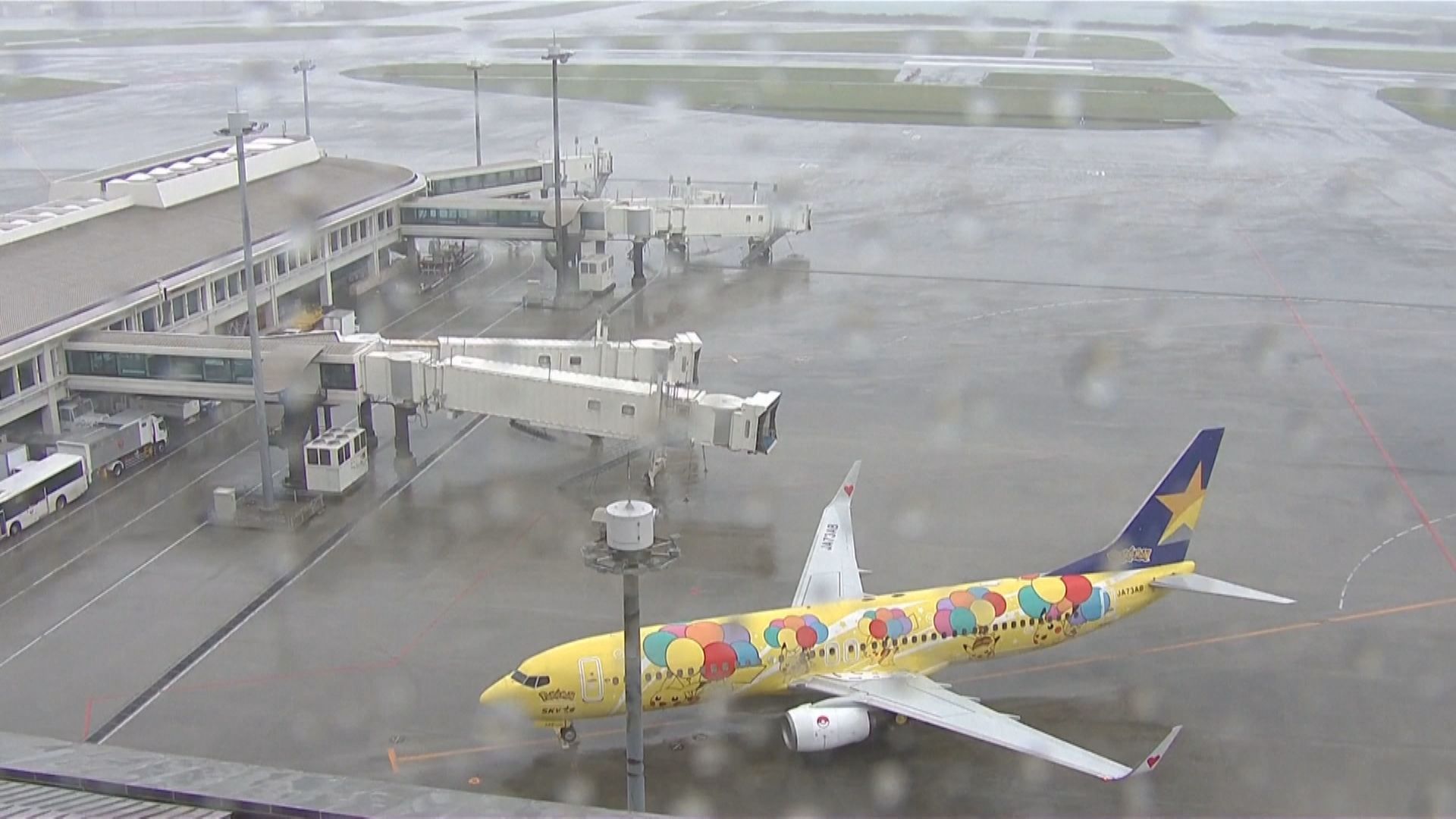 Aeroporto de Naha, em Okinawa, Japão, tem voos cancelados com chegada de tempestade tropical