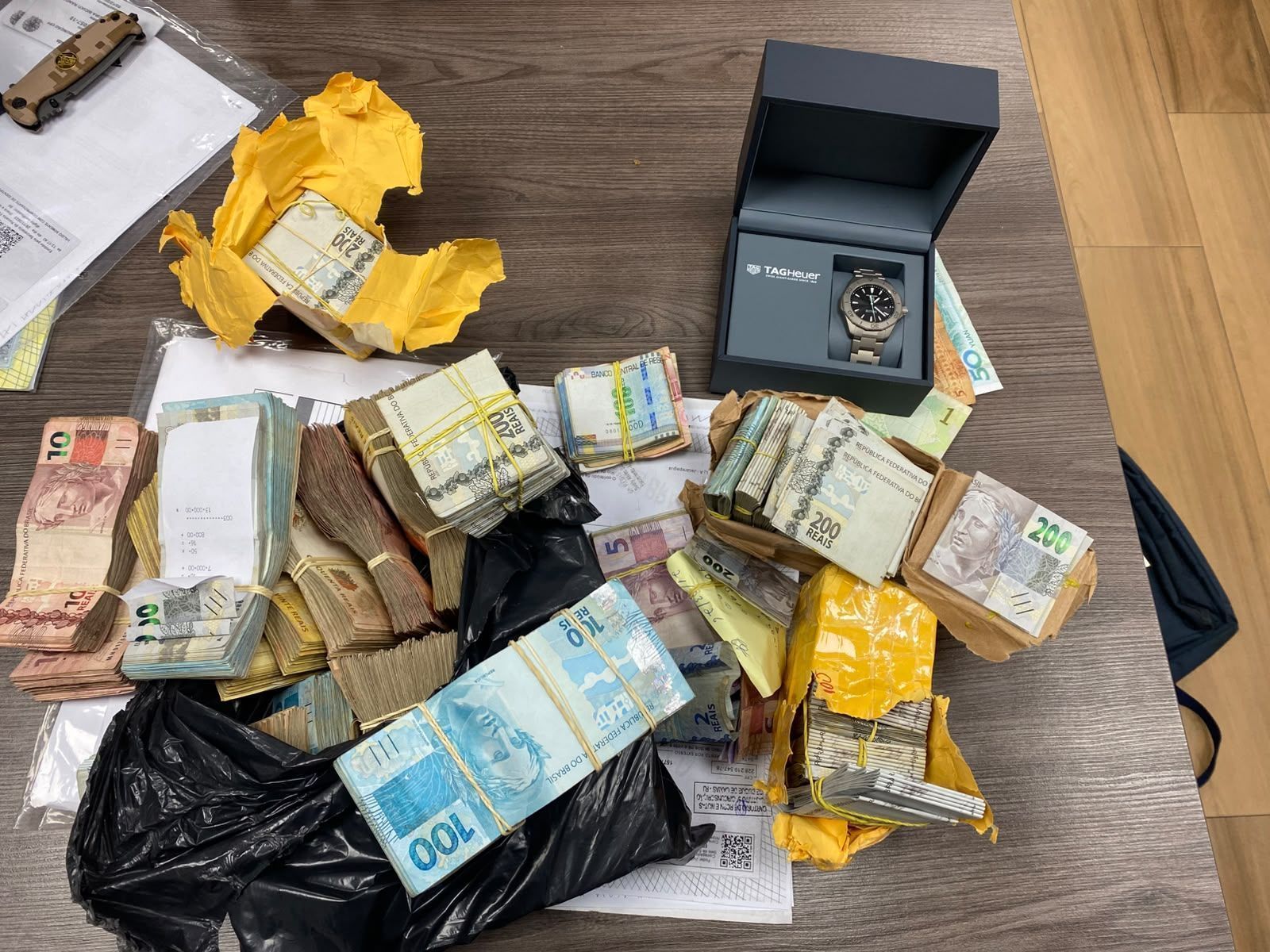 Dinheiro estava escondido embaixo de um sofá • Divulgação