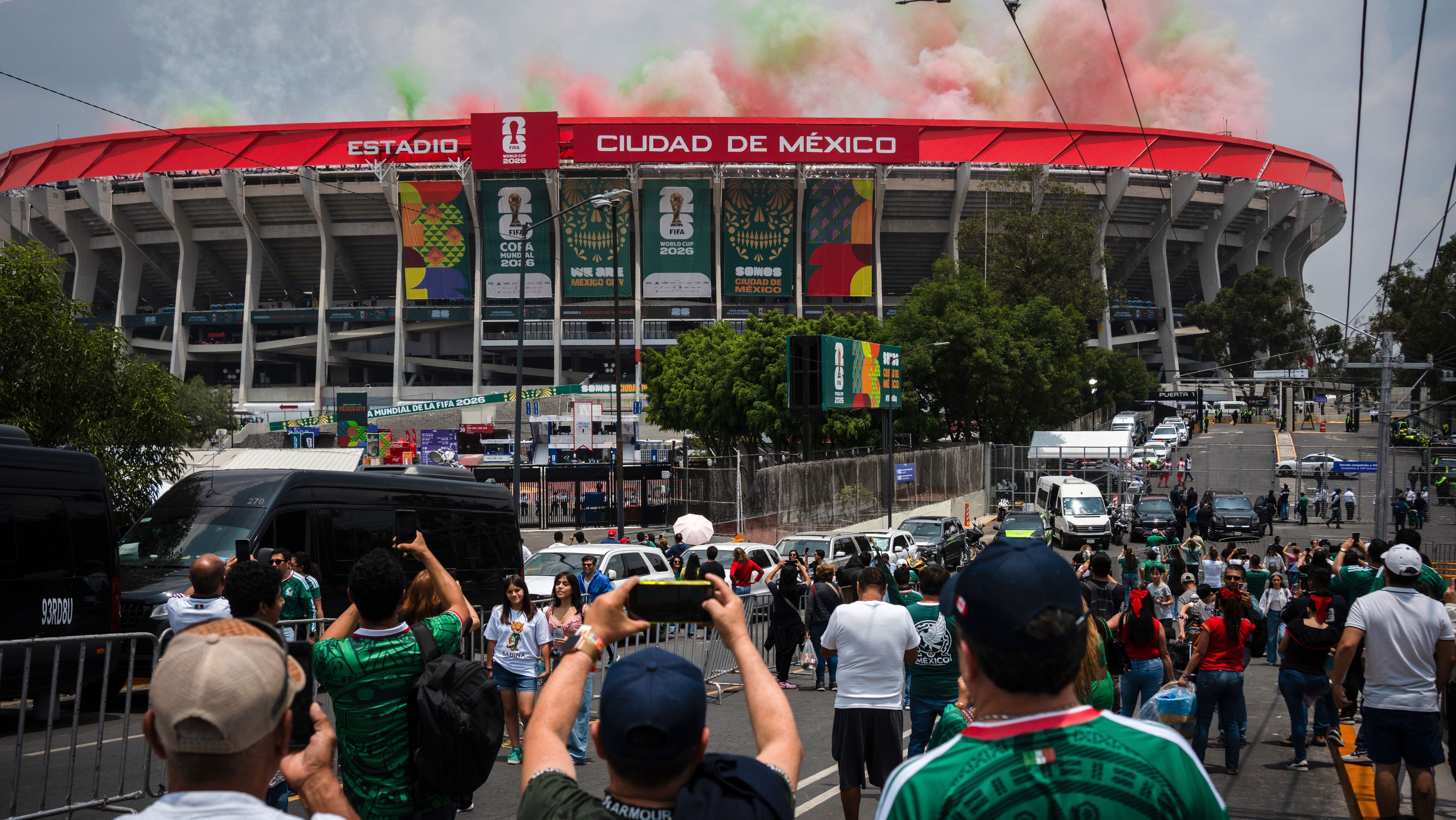 Arredores do Estádio Cidade do México antes da estreia da Copa do Mundo