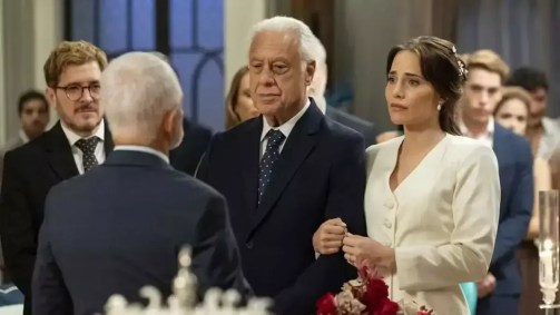 Arthur (Antonio Fagundes) será assassinado logo após se casar com a fisioterapeuta Adriana (Leticia Colin)