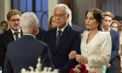 Arthur (Antonio Fagundes) será assassinado logo após se casar com a fisioterapeuta Adriana (Leticia Colin)