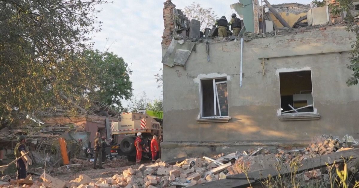 Ataque da Rússia atinge área residencial de Kharkiv e deixa um morto