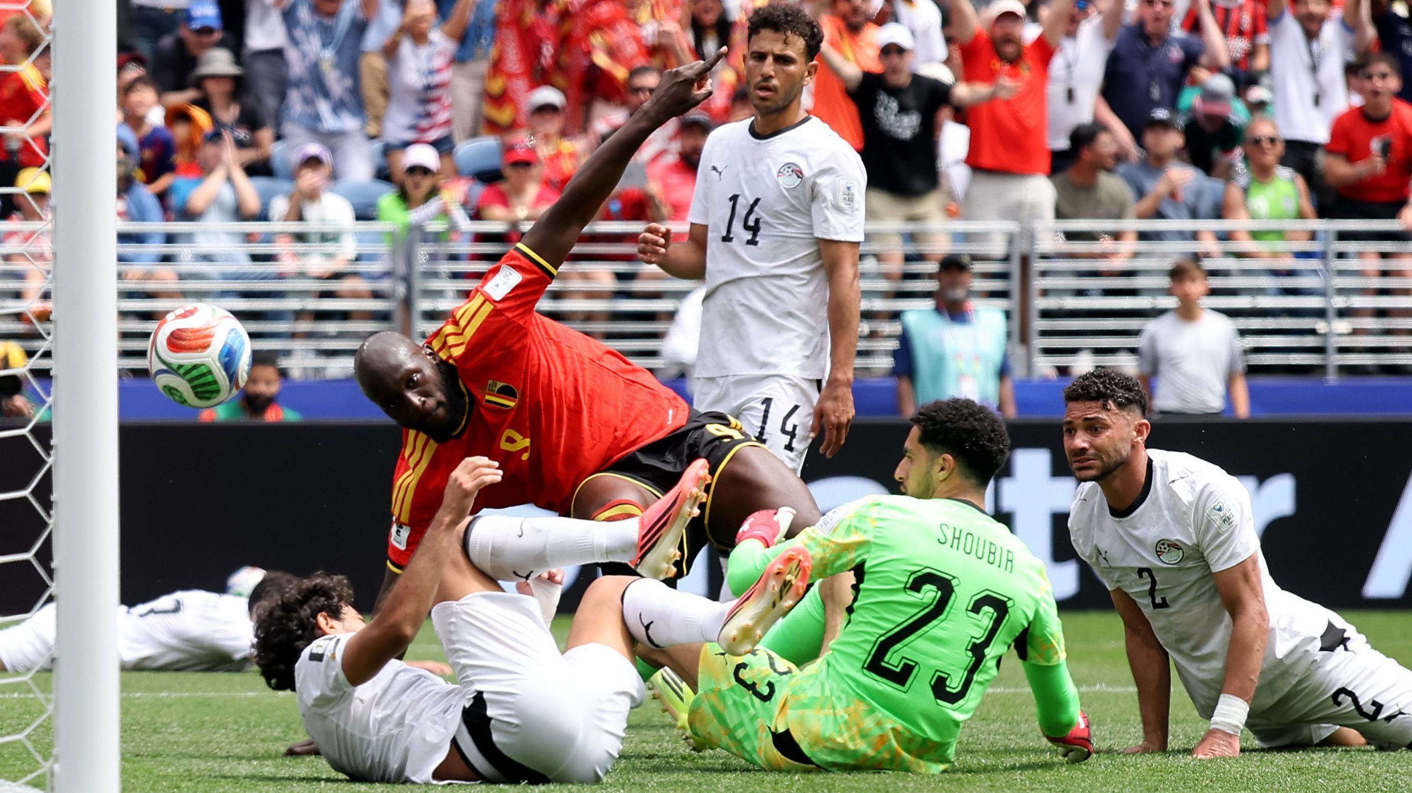 Romelu Lukaku durante disputa de bola em Bélgica x Egito pela Copa do Mundo