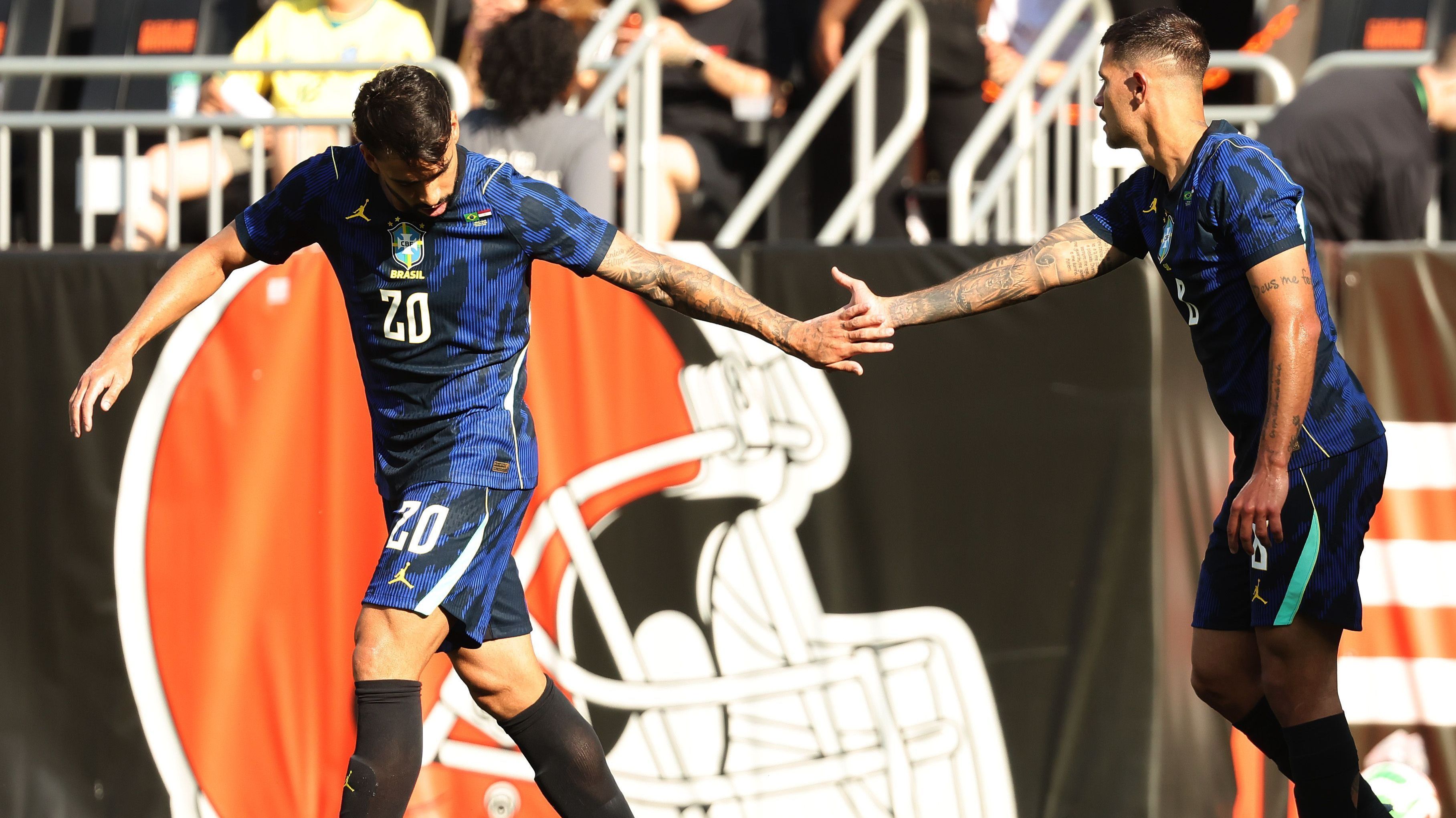Paquetá cumprimenta Bruno Guimarães após o gol do Brasil
