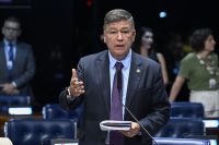 Senador propõe escala 4×3 para profissionais da saúde e segu