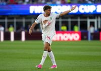 Primeira semana da Copa tem "epidemia" de camisas rasgadas