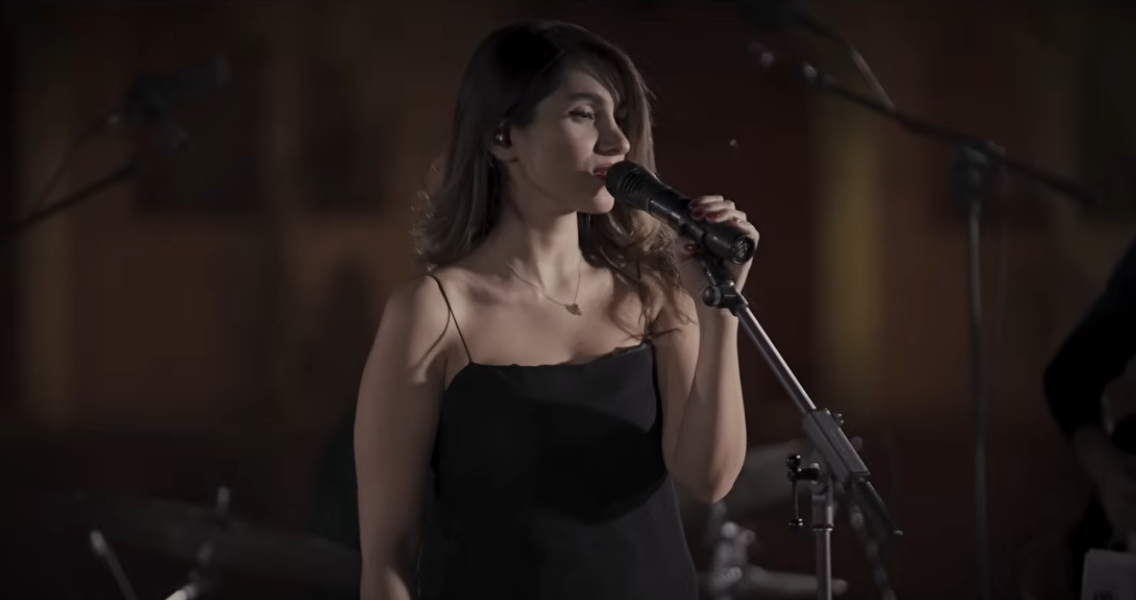 Cantora iraniana Parastoo Ahmadi se apresenta sem hijab