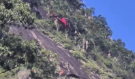 Montanhista é resgatado de helicóptero após se ferir em escalada no RJ