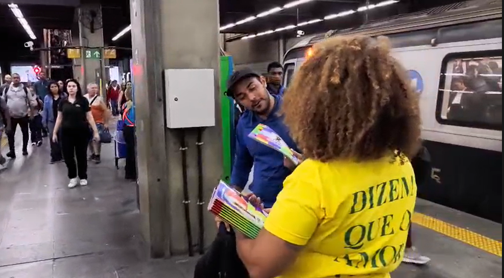 Passageiros recebem álbuns e figurinhas da Copa do Mundo em ação promovida pelo MetrôRio. • Divulgação: MetrôRio