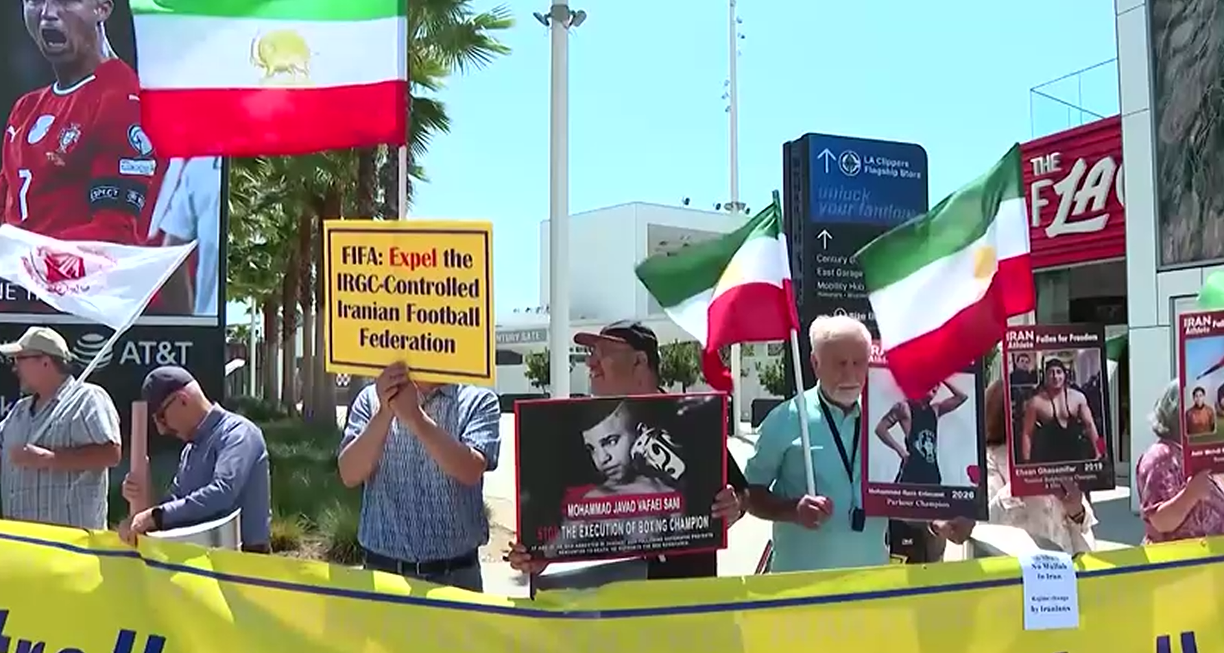 Manifestantes pedem à Fifa que expulse o Irã da Copa do Mundo enquanto a seleção se dirige aos EUA