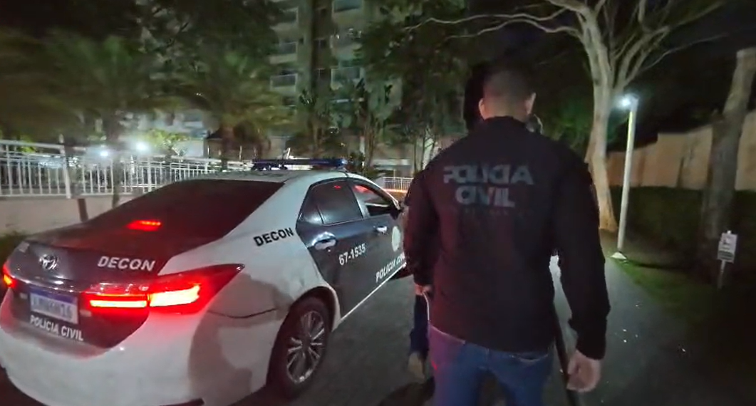 Policiais civis durante ação da Operação Estética Segura, realizada nesta segunda-feira (15) na Baixada Fluminense.