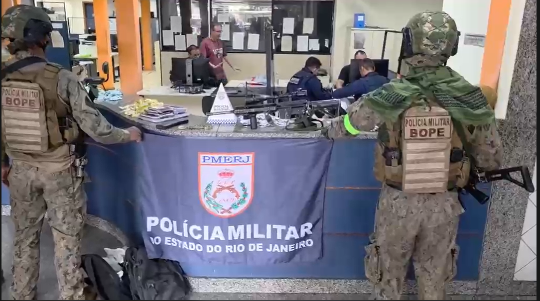 Fuzil, rádio comunicador e drogas apreendidos durante operação policial em Manguinhos nesta segunda-feira (15) • Reprodução - PMEJ