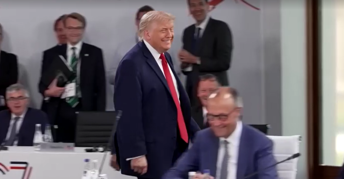TRUMP CAMINHANDO ATÉ A CABEÇA DA MESA, PARANDO E DIZENDO “Eu sou o chefe.”, LÍDERES OUVIDOS RINDO