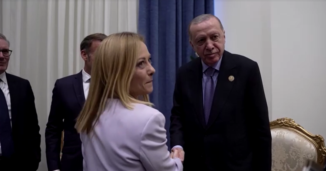 A primeira-ministra italiana Giorgia Meloni apertando a mão do presidente turco Tayyip Erdogan em 2025