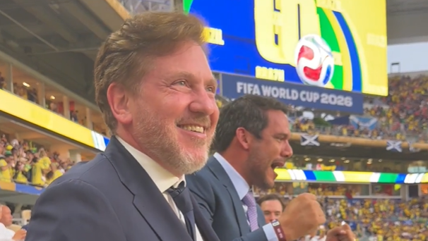 Alejandro Domínguez, presidente da Conmebol, e Samir Xaud, presidente da CBF, celebram gol do do Brasil