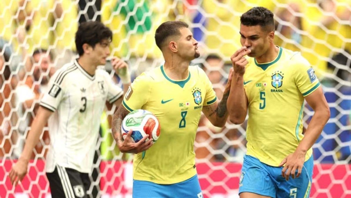 Bruno Guimarães celebro com Casemiro o gol do Brasil contra o Japão
