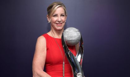 A ex-tenista Chris Evert posa com o troféu WTA World No.1, nomeado em sua homenagem