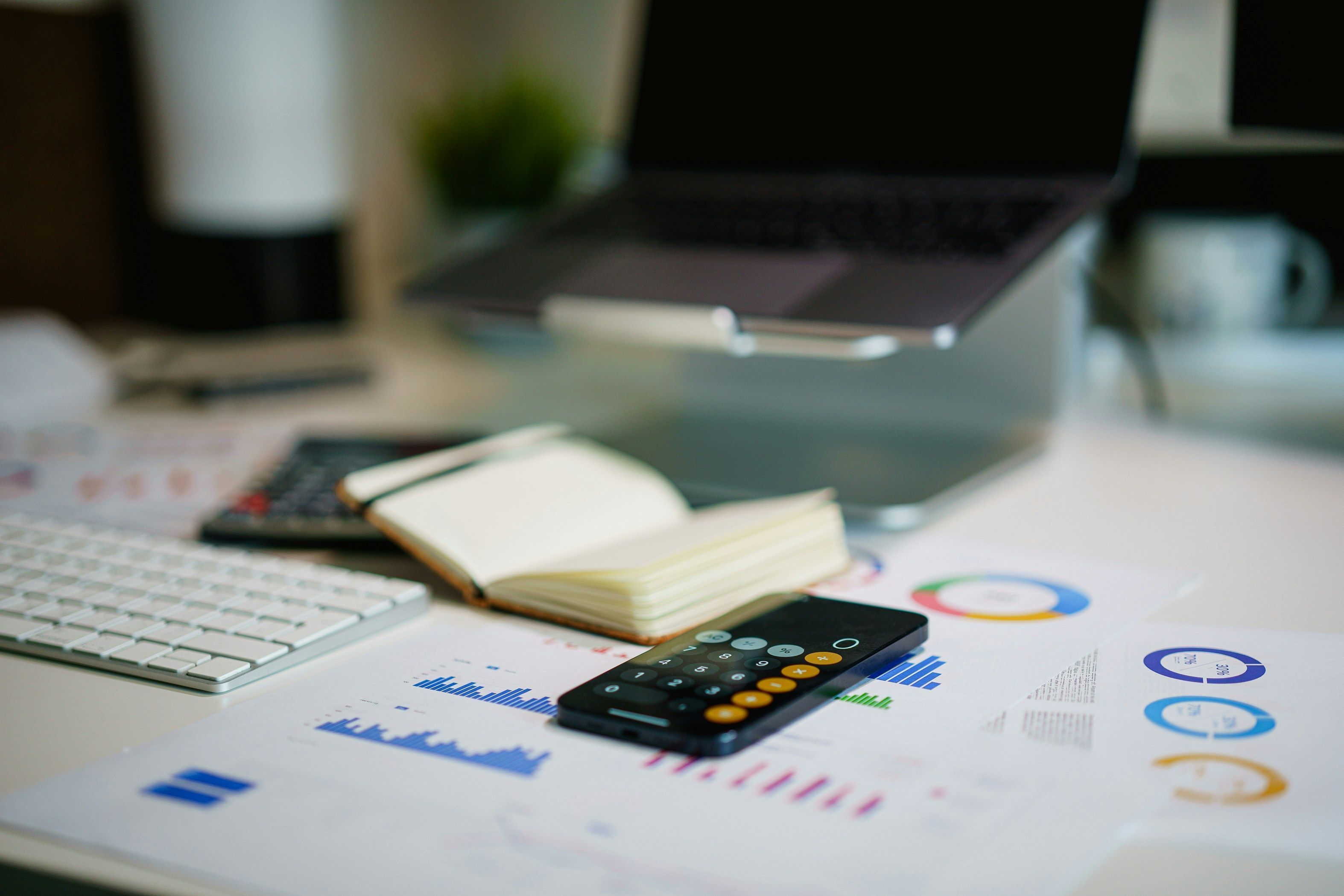 Aplicativos e plataformas digitais reduziram etapas presenciais e aceleraram o acesso a serviços financeiros antes considerados burocráticos
