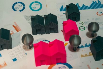 A jornada de compra de um imóvel começa no ambiente digital, mas o atendimento especializado continua sendo decisivo nos momentos mais importantes