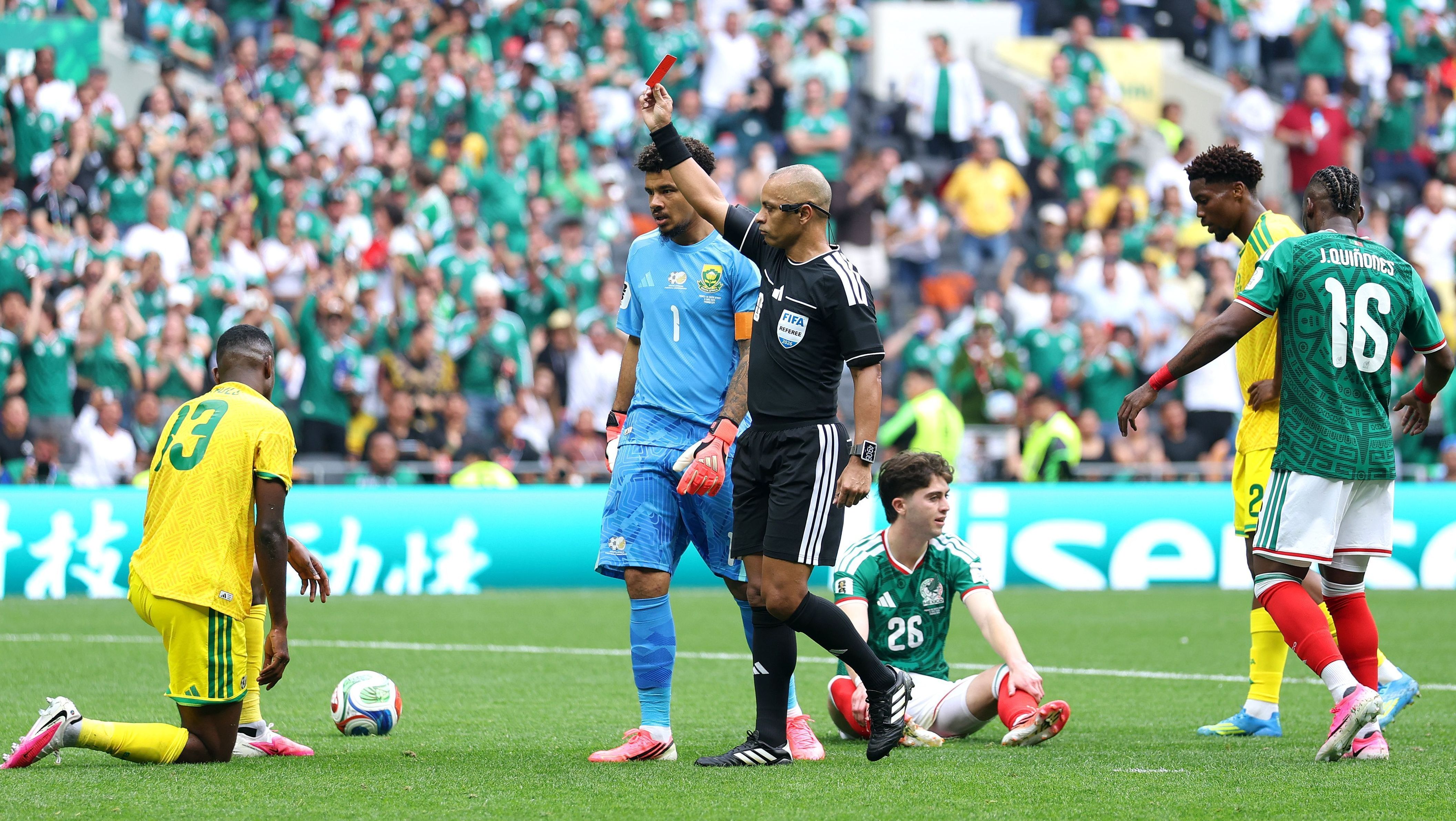Wilton Pereira Sampaio deu dois cartões vermelhos no duelo México x África do Sul