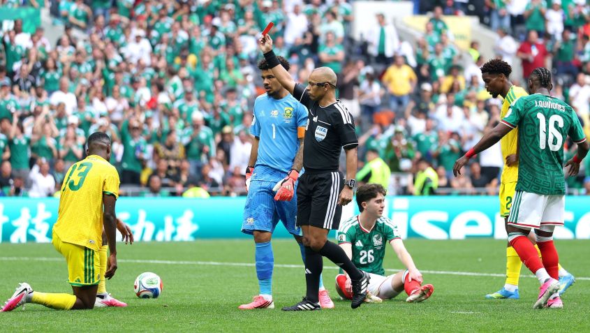 Wilton Pereira Sampaio deu dois cartões vermelhos no duelo México x África do Sul • Carl Recine/Getty Images