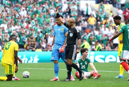 Wilton Pereira Sampaio tem atuação marcada por expulsões na estreia da Copa