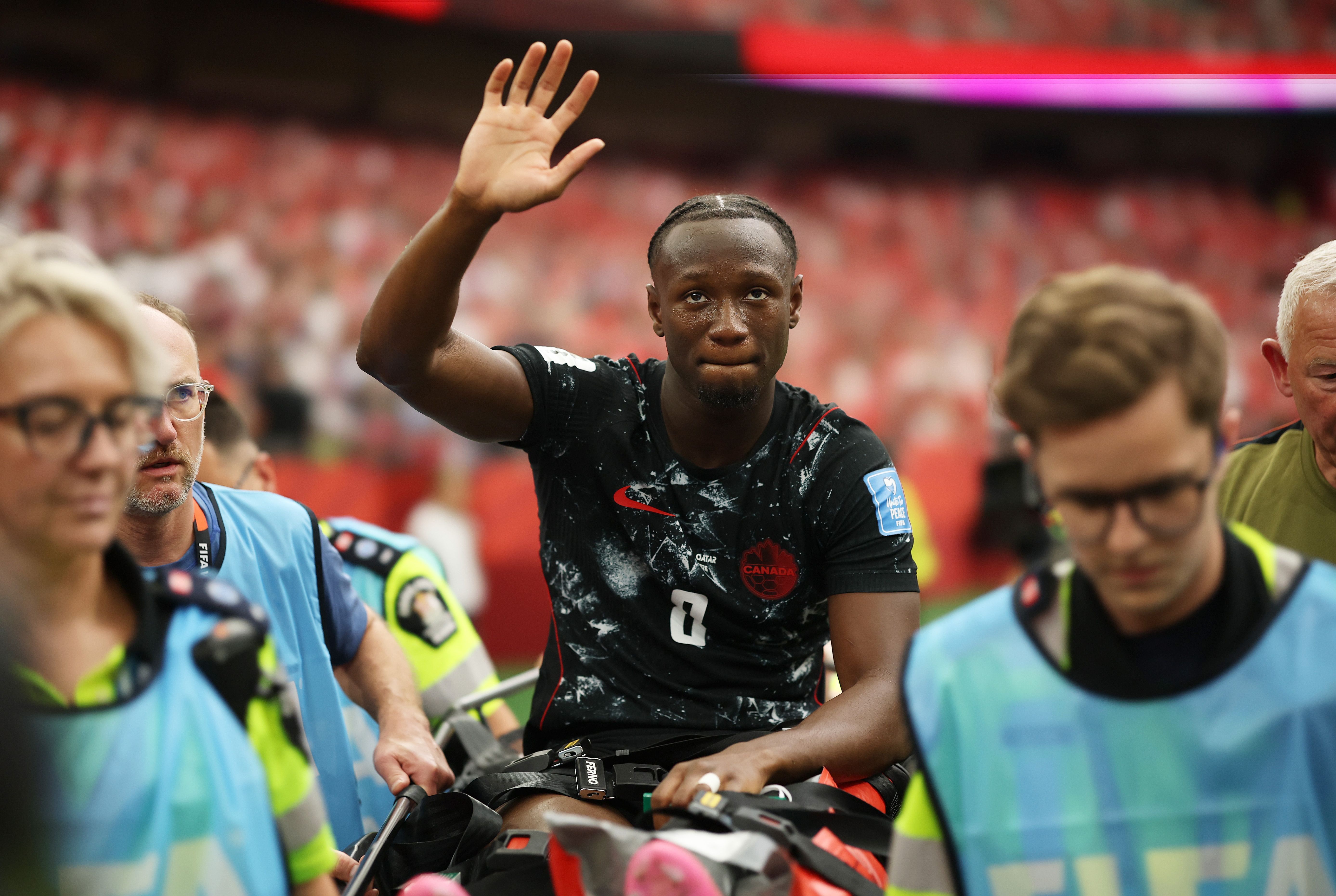 Koné após lesão em Canadá x Catar • Photo by Jared C. Tilton - FIFA/FIFA via Getty Images)