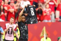 Veja momento da lesão grave de Koné, do Canadá, contra o Catar