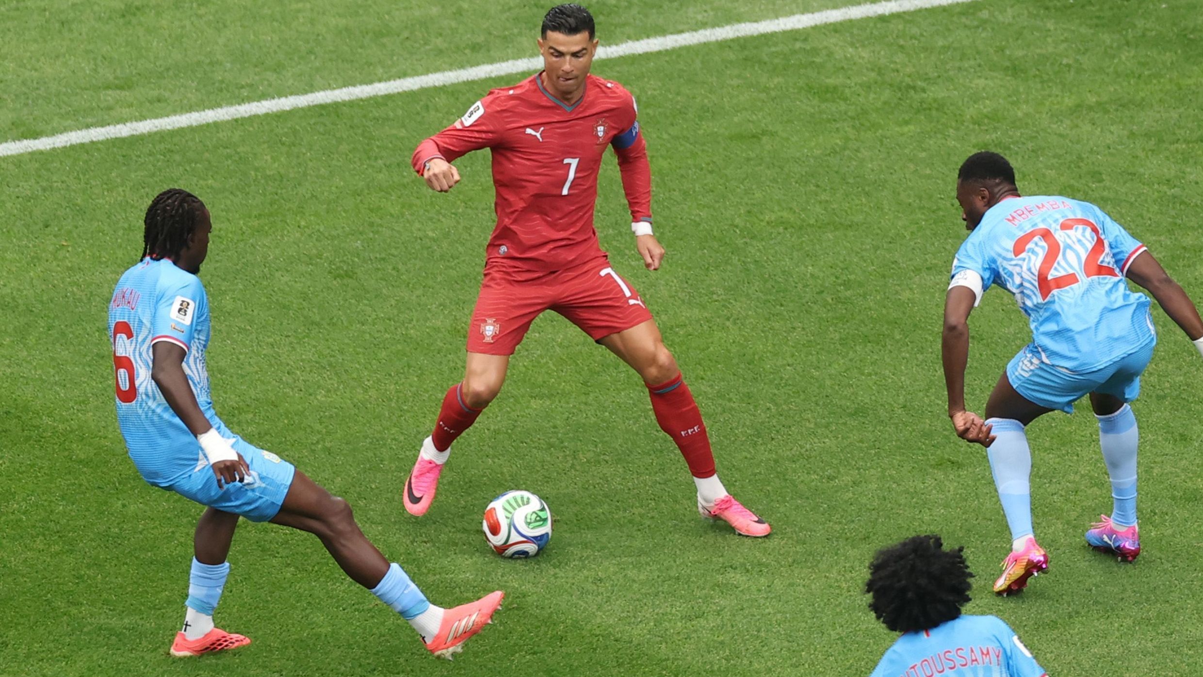 Cristiano Ronaldo sendo marcado por Mukau e outros dois defensores