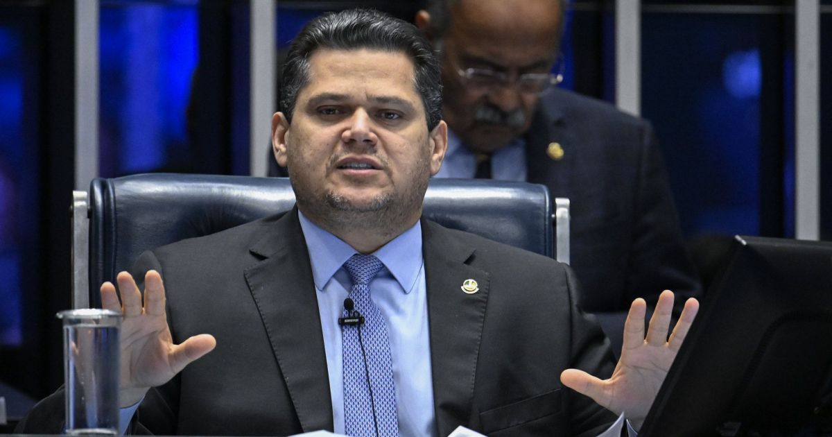 Oposição tenta frear decretos sobre big techs e busca apoio de Alcolumbre