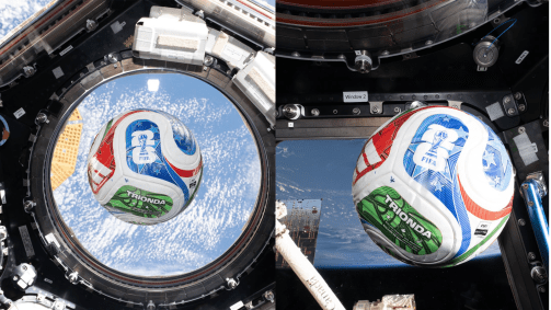 Vídeos e imagens divulgados pela agência espacial mostram a tripulação da viagem ao brincar com o artigo de futebol