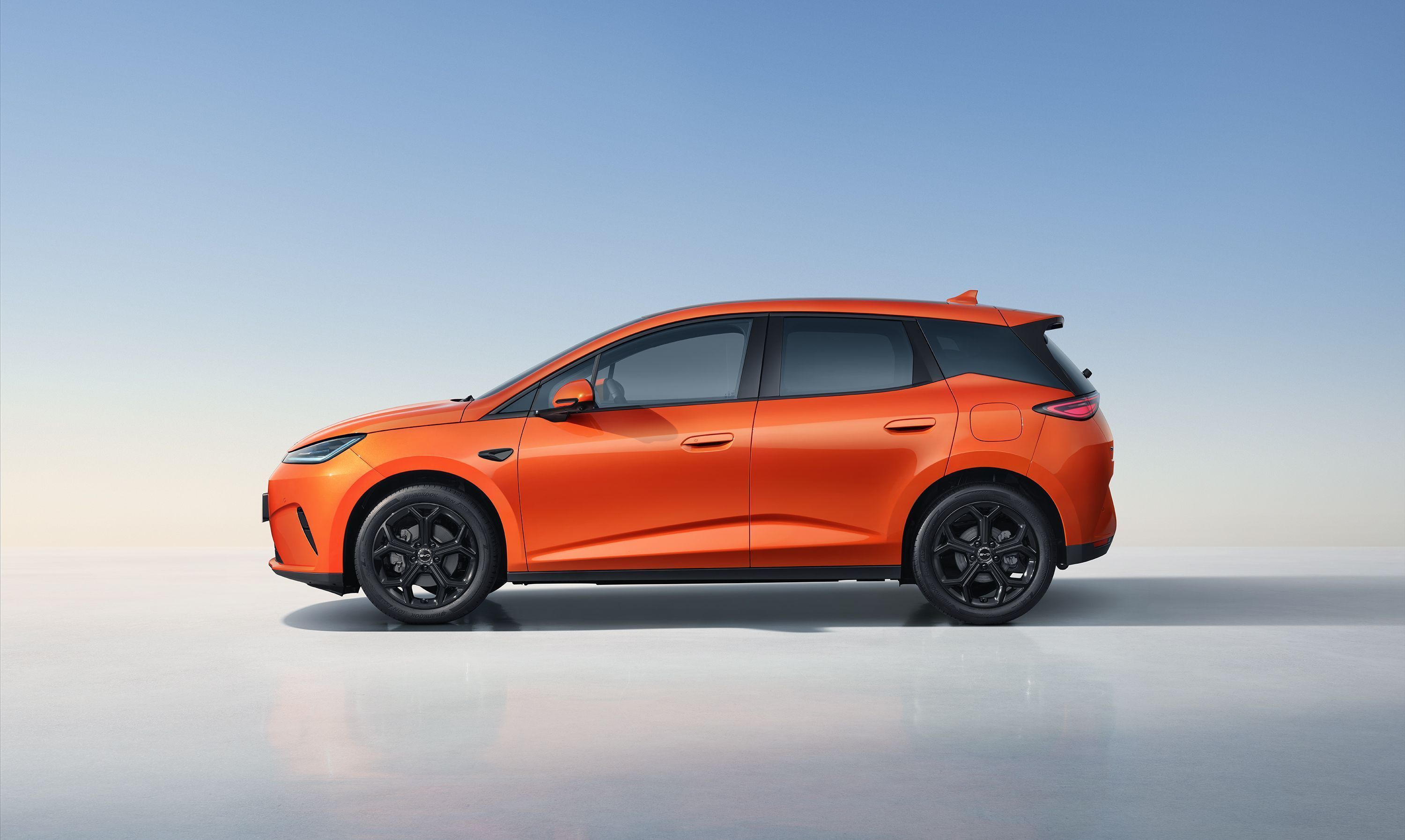 BYD Dolphin G DM-i híbrido plug-in chega primeiro à Europa • Divulgação