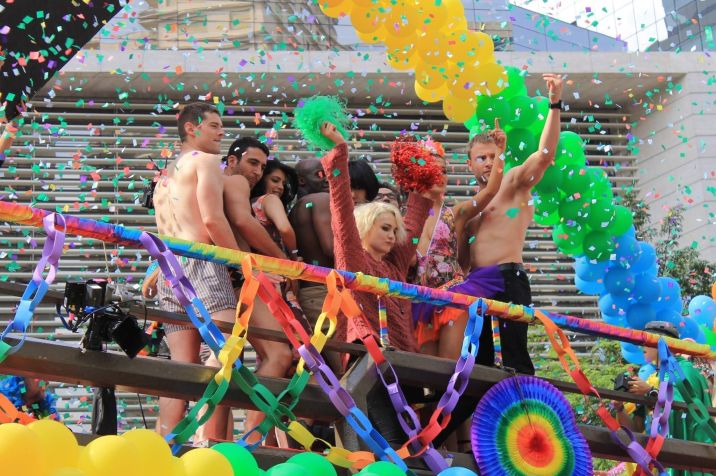 Elenco de Sense8 na Parada do Orgulho LGBT+ de São Paulo, em 2016 • Reprodução/X
