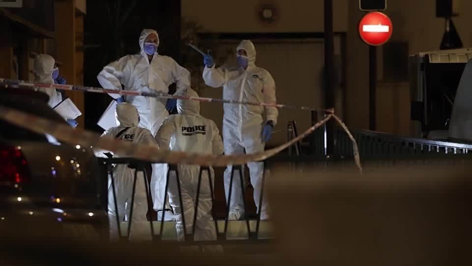 Danos visíveis na fachada de um prédio de apartamentos em Mônaco atingido por uma bomba improvisada