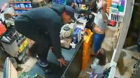 "Estou com minha filha", diz comerciante durante assalto em loja em SP